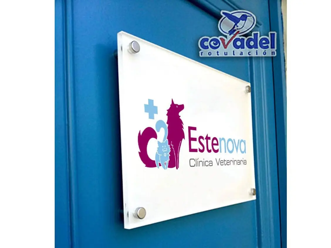Placa-Veterinario-Fachada-Plexi-4.webp